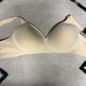 UNDEROUTFIT The Perfect Neckline Bra Large in sand/nude NWT